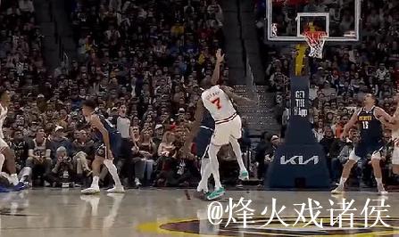 杜兰特干拔中距离被布朗犯规，裁判回看后追加一级恶意